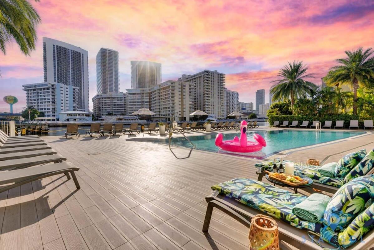 Amenities BALCONY w Stunning Views-Beachfront Hallandale Beach Exterior foto