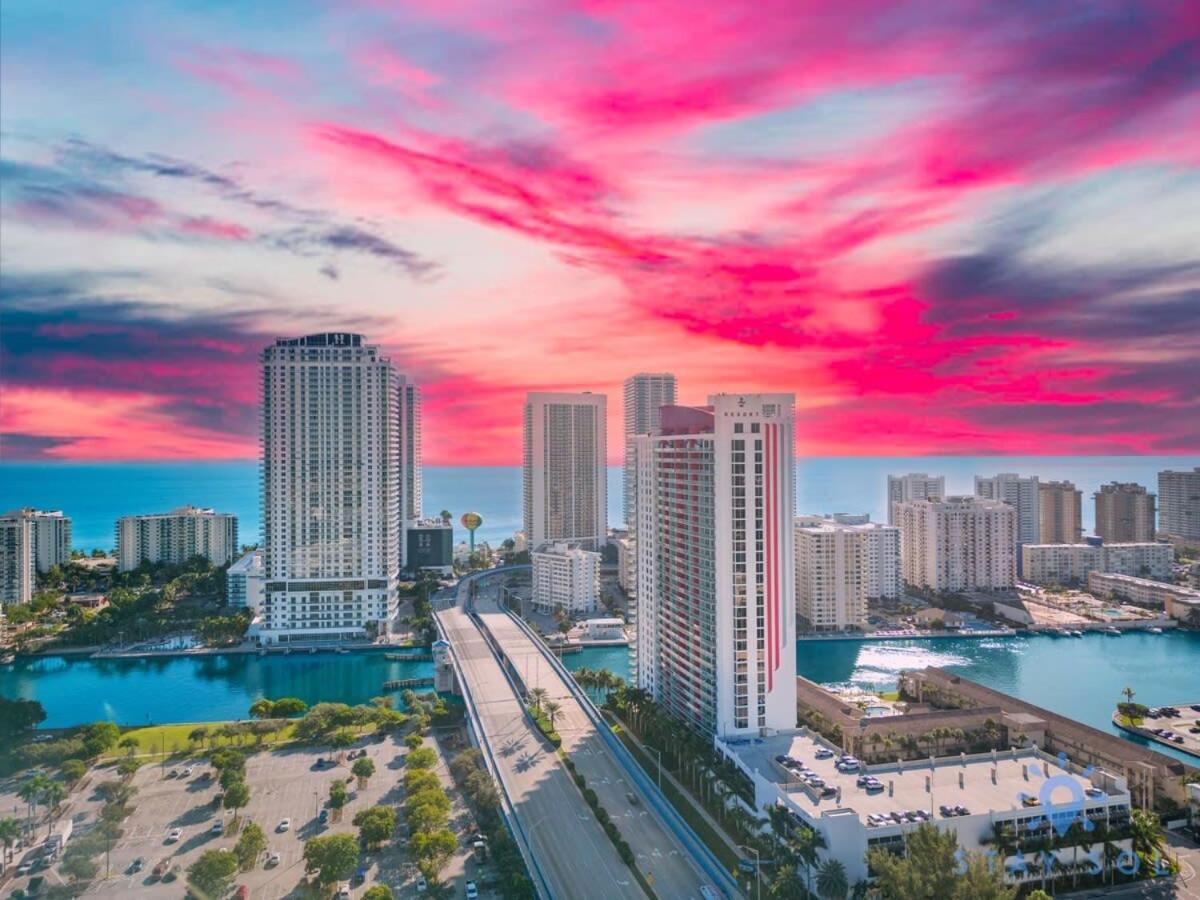 Amenities BALCONY w Stunning Views-Beachfront Hallandale Beach Exterior foto