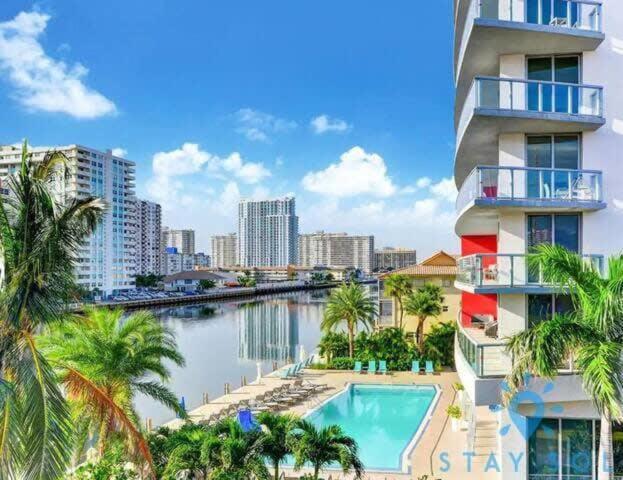 Amenities BALCONY w Stunning Views-Beachfront Hallandale Beach Exterior foto