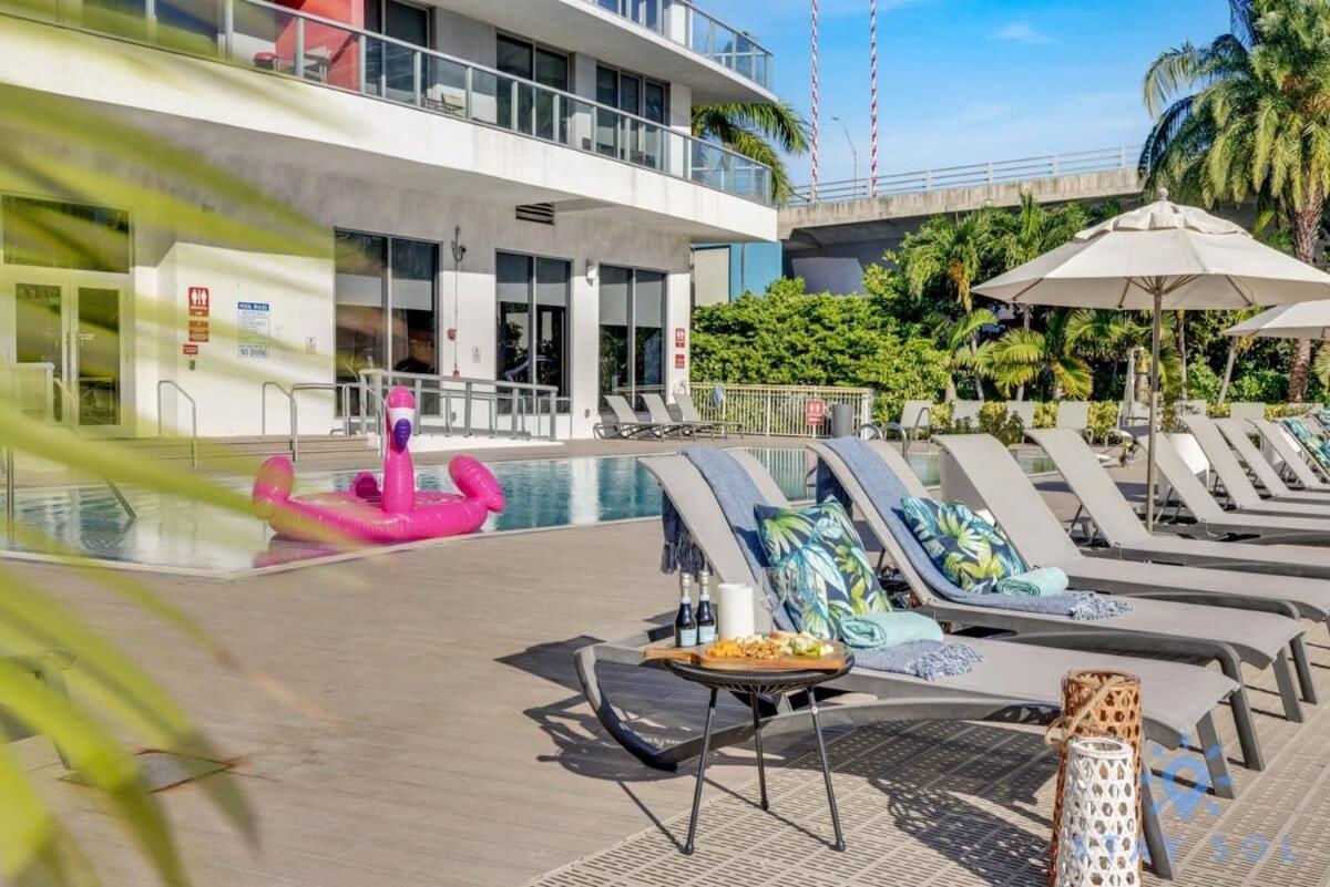 Amenities BALCONY w Stunning Views-Beachfront Hallandale Beach Exterior foto